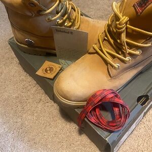 Timberland Tan Boots with Metal Eyelets and Thick Rubber Sole